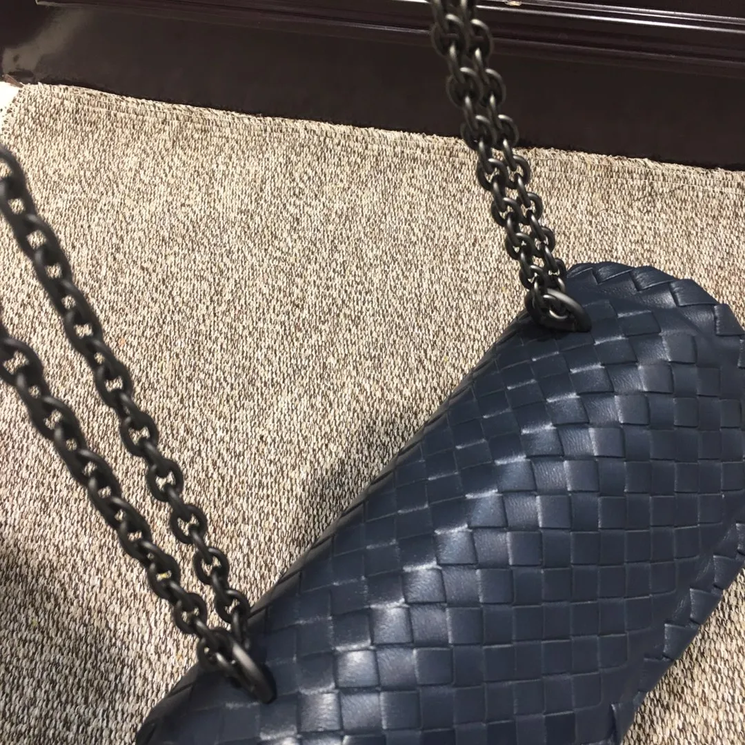 Original quality👉🏻Size 1099 Small🔥🔥Mini version of the classic Olimpia handbag, all made of Intrecciato soft sheepskin. The long Brunito polished chain adjustable strap can be doubled in length and can be used as a shoulder bag, which is both elegant and practical. The interior is lined with pigskin, and the space is separated by zippers for easy storage and organization. Built-in vanity mirror. size: 22*8*15 tourmaline blue